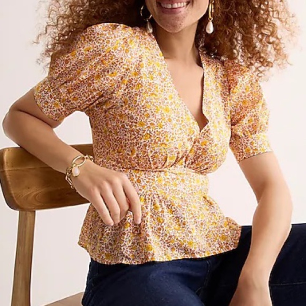 J Crew short Puff-sleeve V-neck top in scattered‎ blooms floral